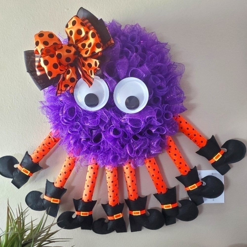 Adorable spider wall or door decor for Halloween.  Made to order.